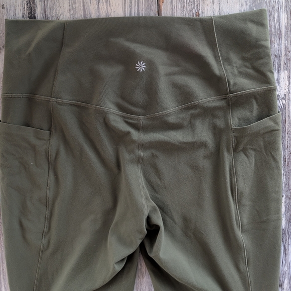 Athleta Salutation Stash Pocket High Rise 7/8 Legging Green Womens Petite Large - Picture 8 of 8